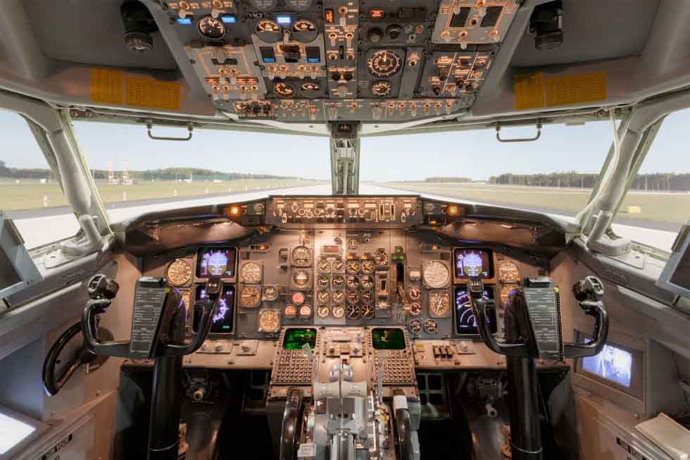 Boeing-737-300-Cockpit-1